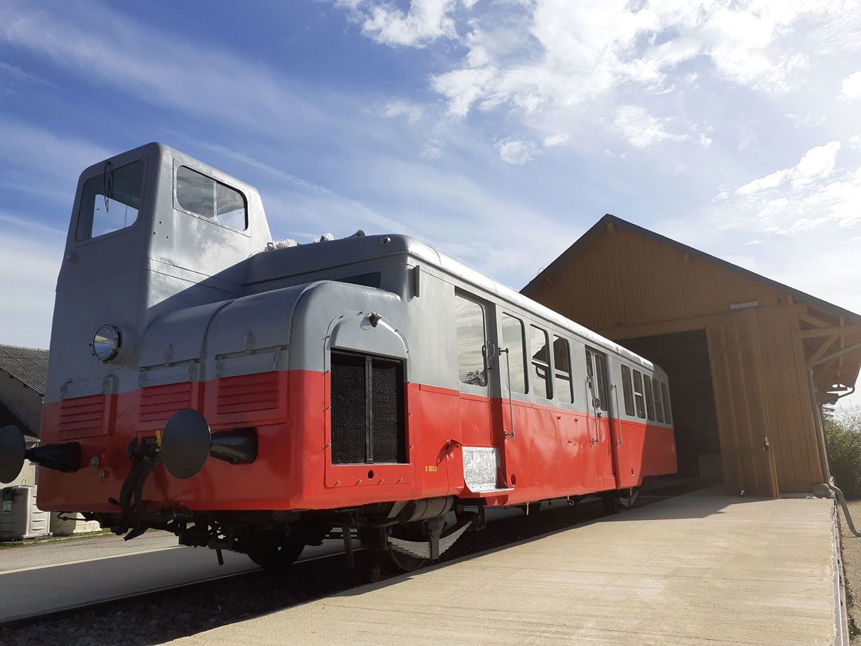 Train électrique vs train en bois, la guerre a commencé !