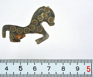 Le petit cheval gris
