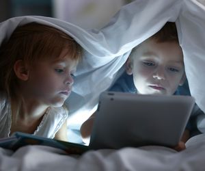 Enfants face aux écrans : protégeons-les